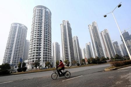中国经济不能再“踩着刹车加油门”