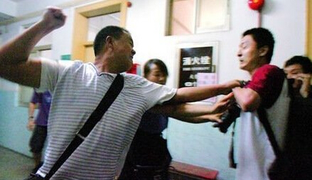 强华：记者被打，该反思的是记者本人