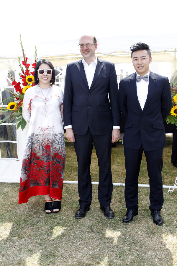 中国导演私人飞机英伦选景  意外发现中国富豪聚福来