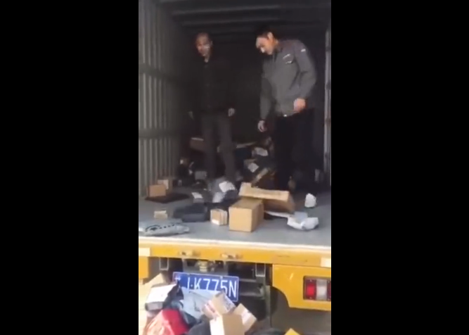 震惊！韵达快递脚踢快递、暴力卸货！邮政局已介入调查