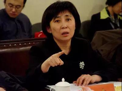 这个女人强势要求证监会发“命令”，万科市值吓垮244亿！
