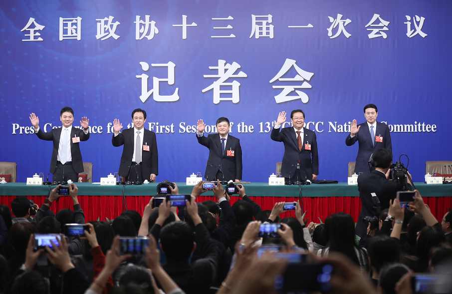 许家印：民企专心专注做好经营  脱贫攻坚需抓住“牛鼻子”