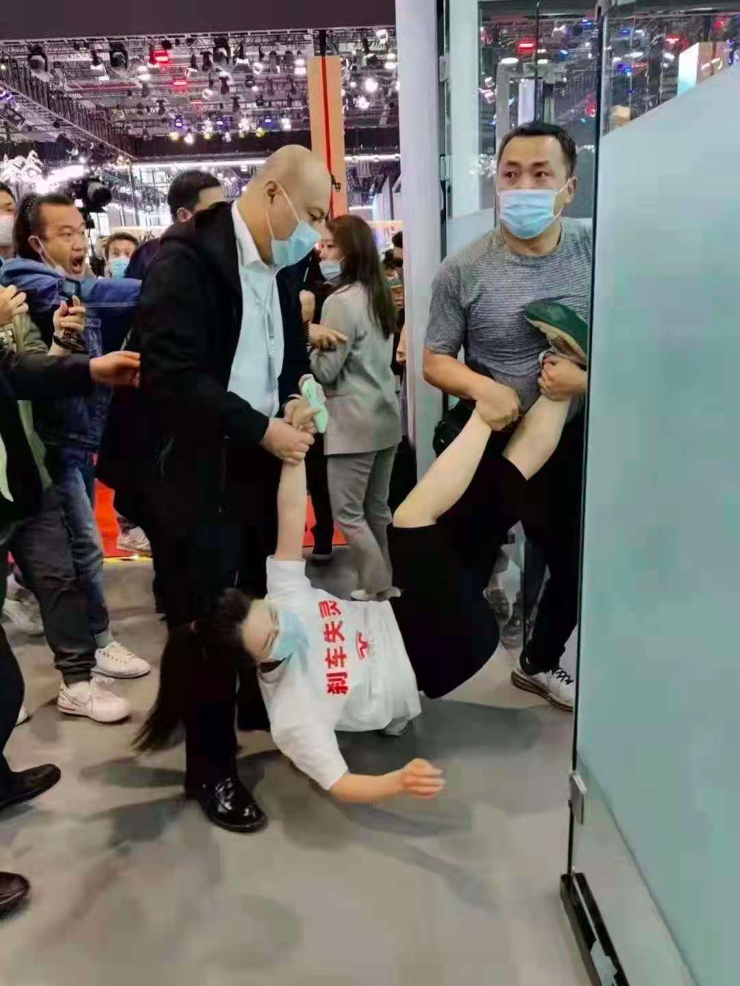 特斯拉回应上海车展维权事件