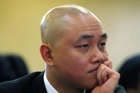 1天减持27亿股！黄光裕拯救国美的这18个月：裁员降薪，夫妻俩频繁套现