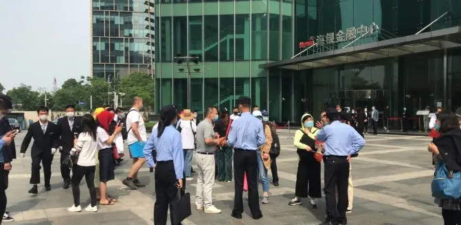 700多亿的雷炸了，波及近5万投资者！实控人父子要学许家印铁窗赏月？