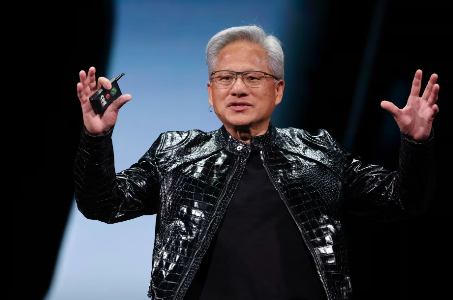 黄仁勋连甩三大“王炸”！英伟达决心统治50万亿美元市场，马斯克压力山大