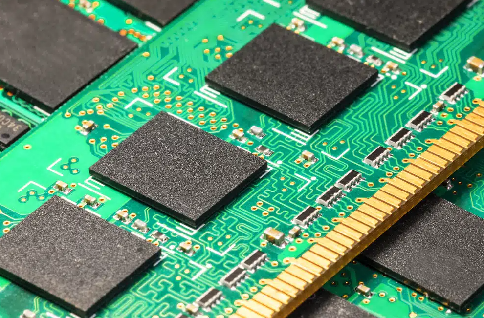 被内存短缺逼急了！惠普、戴尔考虑采购中国产芯片，为史上首次