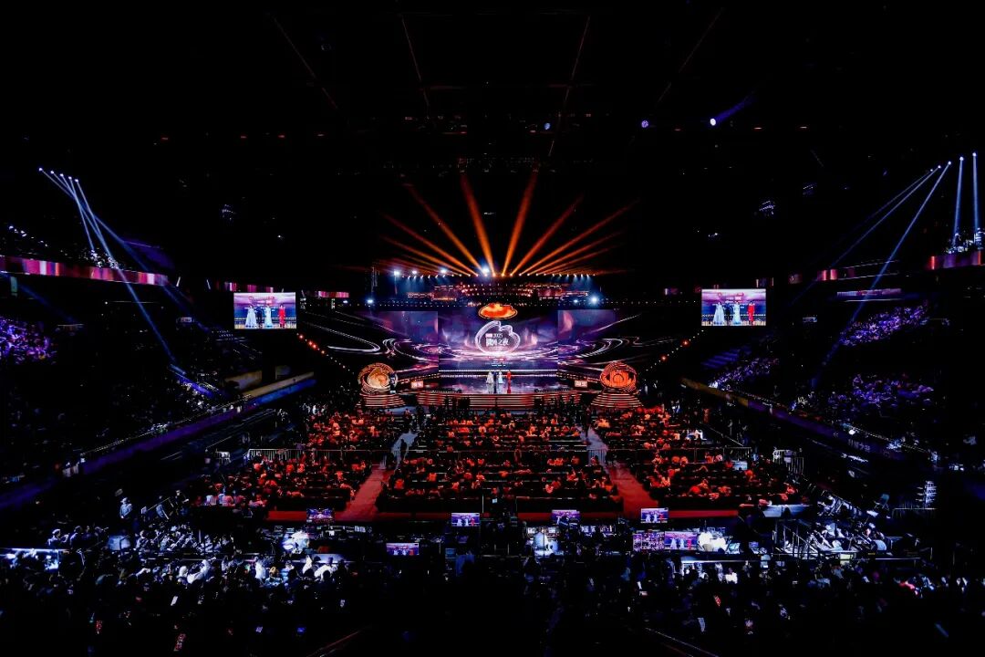 微博之夜颁奖嘉宾摔倒！网友以为是曹国伟，实则是大麦总裁