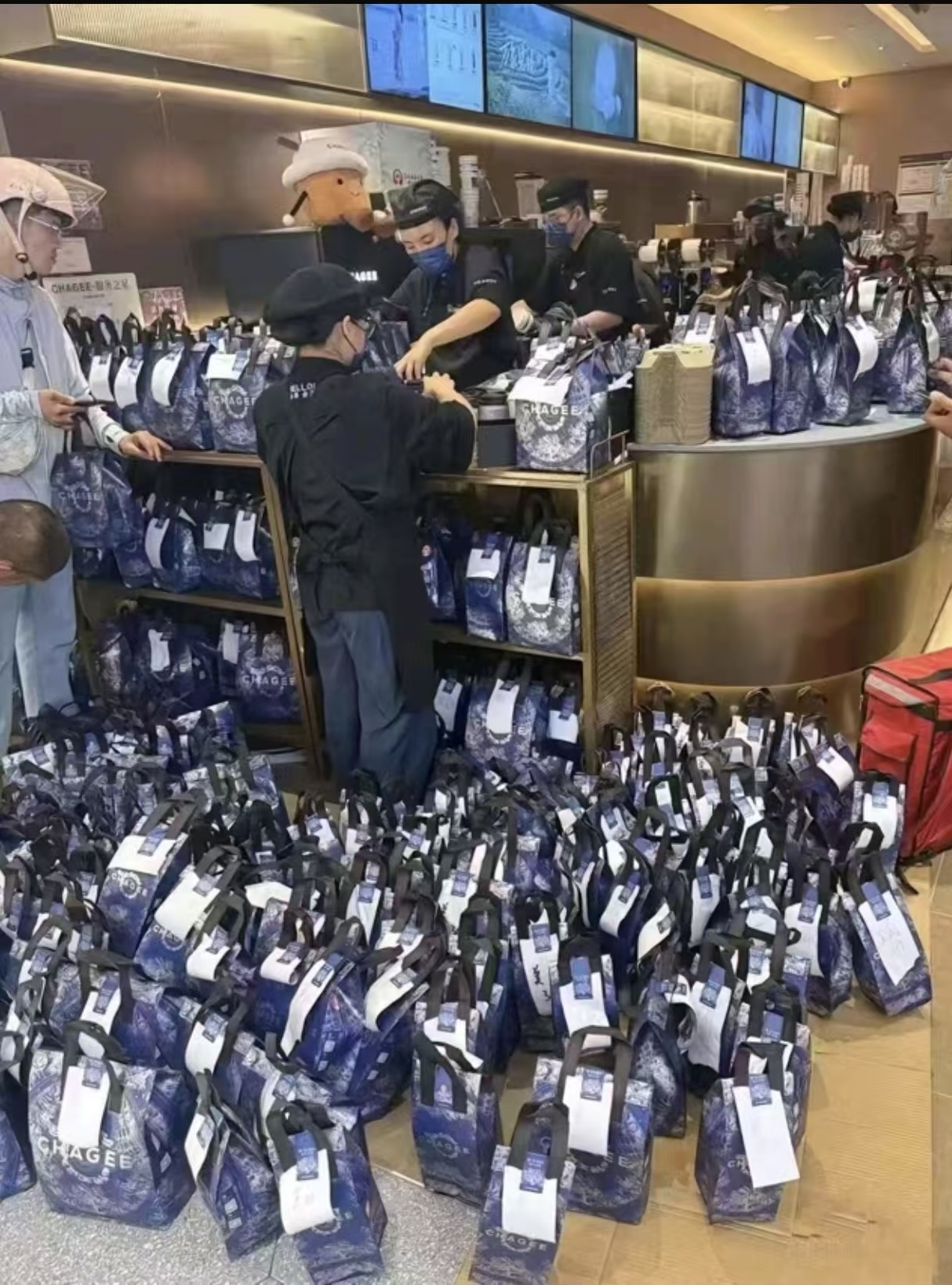 阿里腾讯百度字节AI大战的归宿：不烧技术烧奶茶和红包！