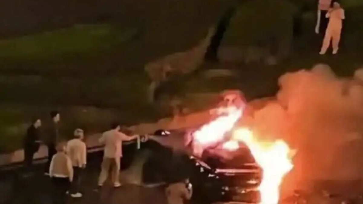 小米汽车成都燃烧事故：酒驾167km/h的撞击、断电打不开的车门、被烧死的车主