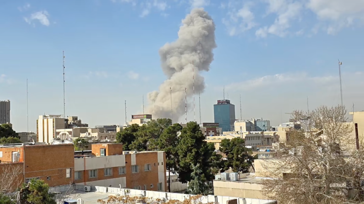 “中东火药桶”炸了！美国以色列对伊朗发起袭击，金价油价或继续飙涨