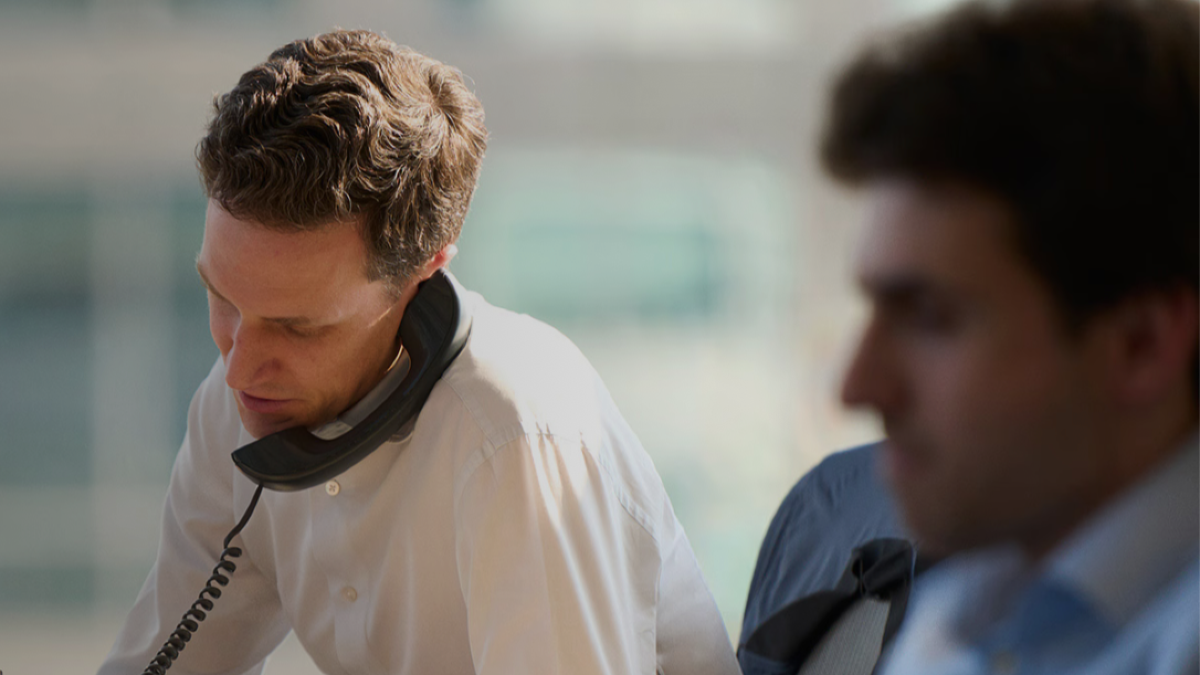 服务业就业容量再扩大：从业者占比超48%，多岗位平均月薪过万